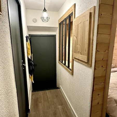Cozy Between And Mountains - *